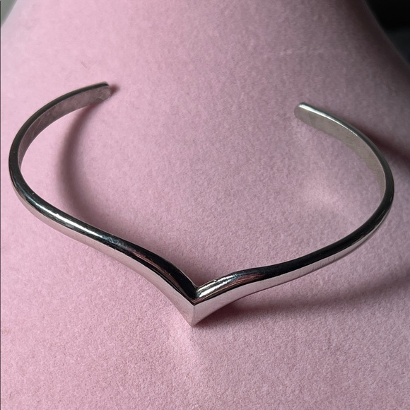 Avon Silver V-Style cuff bracelet - Picture 5 of 5